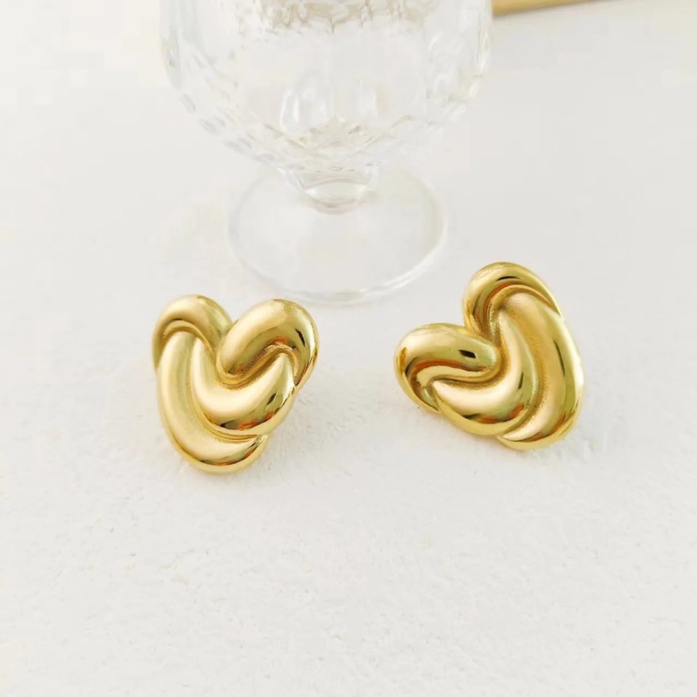 NWOT Vintage Heart Studs in Gold